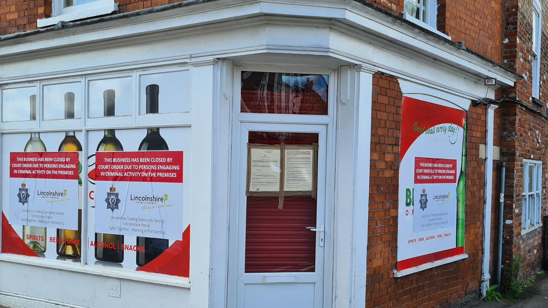 Corner shop with closure notices on the outside