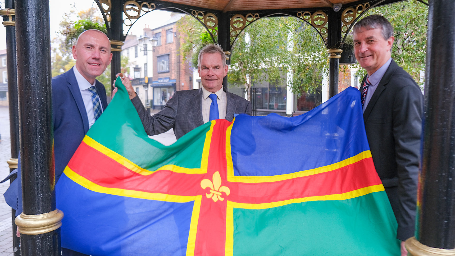 Lincolnshire leaders in brigg with county flag