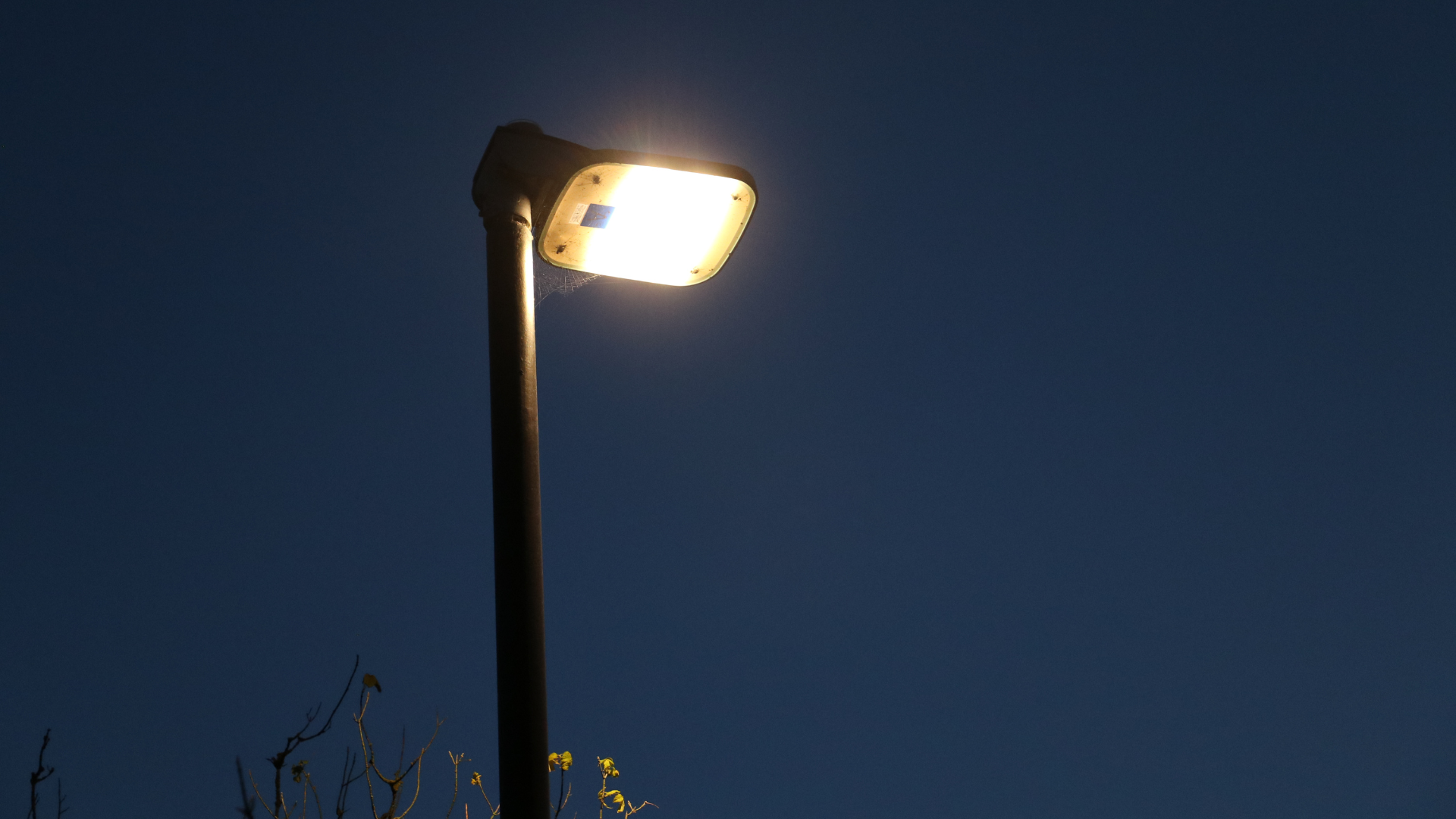 A close up of a streetlight on a misty dark evening